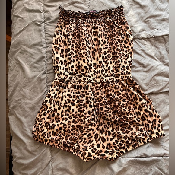 What’s hot cheetah print romper size medium for woman from madrag - Picture 5 of 5